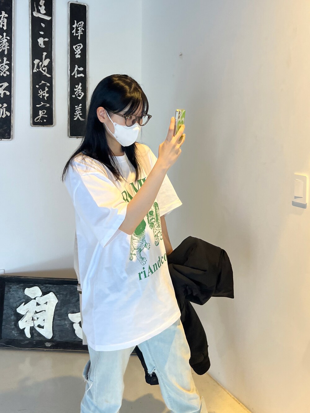 ホワイト系のTシャツ/カットソーを着用したメンズの春コーディネートの3枚目の写真