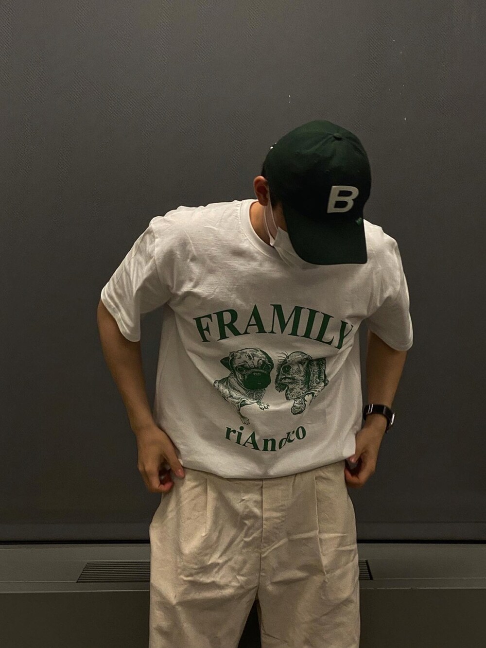 ホワイト系のTシャツ/カットソーを着用したメンズの春コーディネートの3枚目の写真