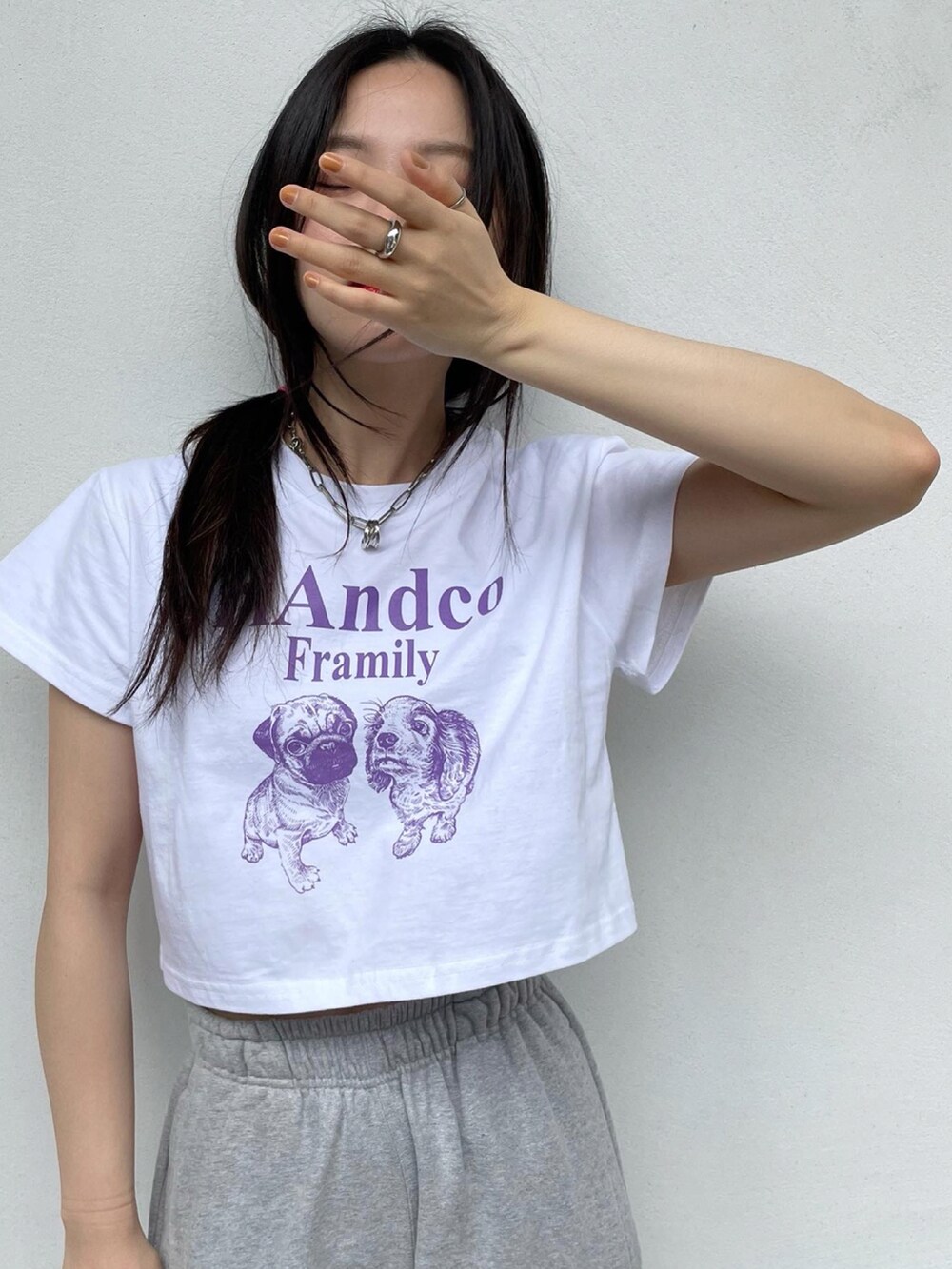 ホワイト系のTシャツ/カットソーを着用したメンズの春コーディネートの2枚目の写真