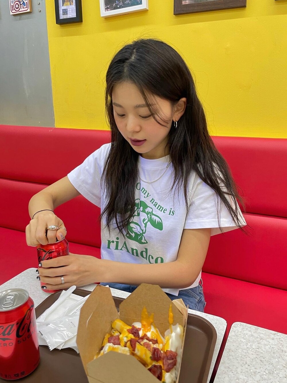 ホワイト系のTシャツ/カットソーを着用したメンズの春コーディネートの3枚目の写真