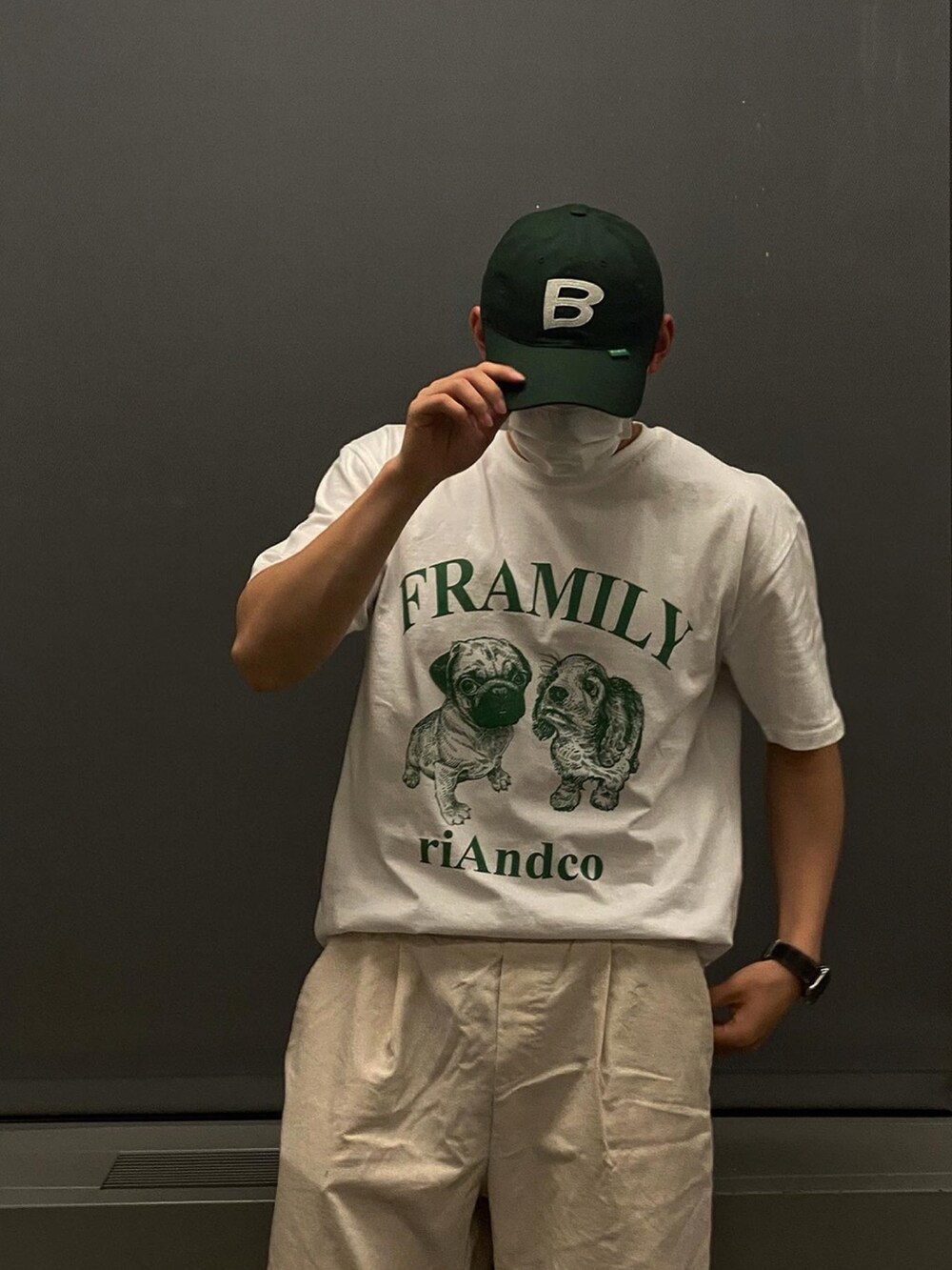 ホワイト系のTシャツ/カットソーを着用したメンズの春コーディネートの4枚目の写真