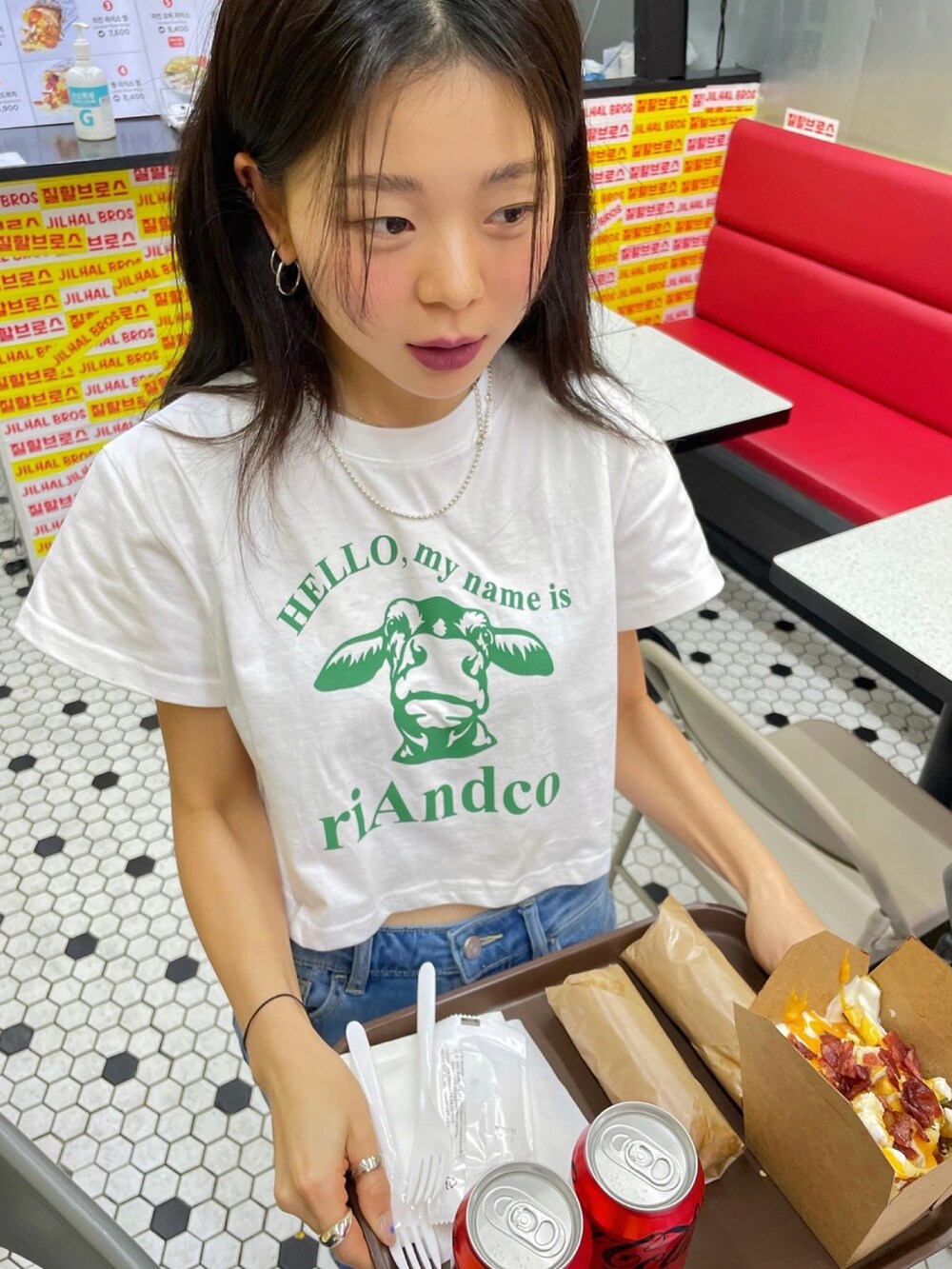 ホワイト系のTシャツ/カットソーを着用したメンズの春コーディネートの2枚目の写真