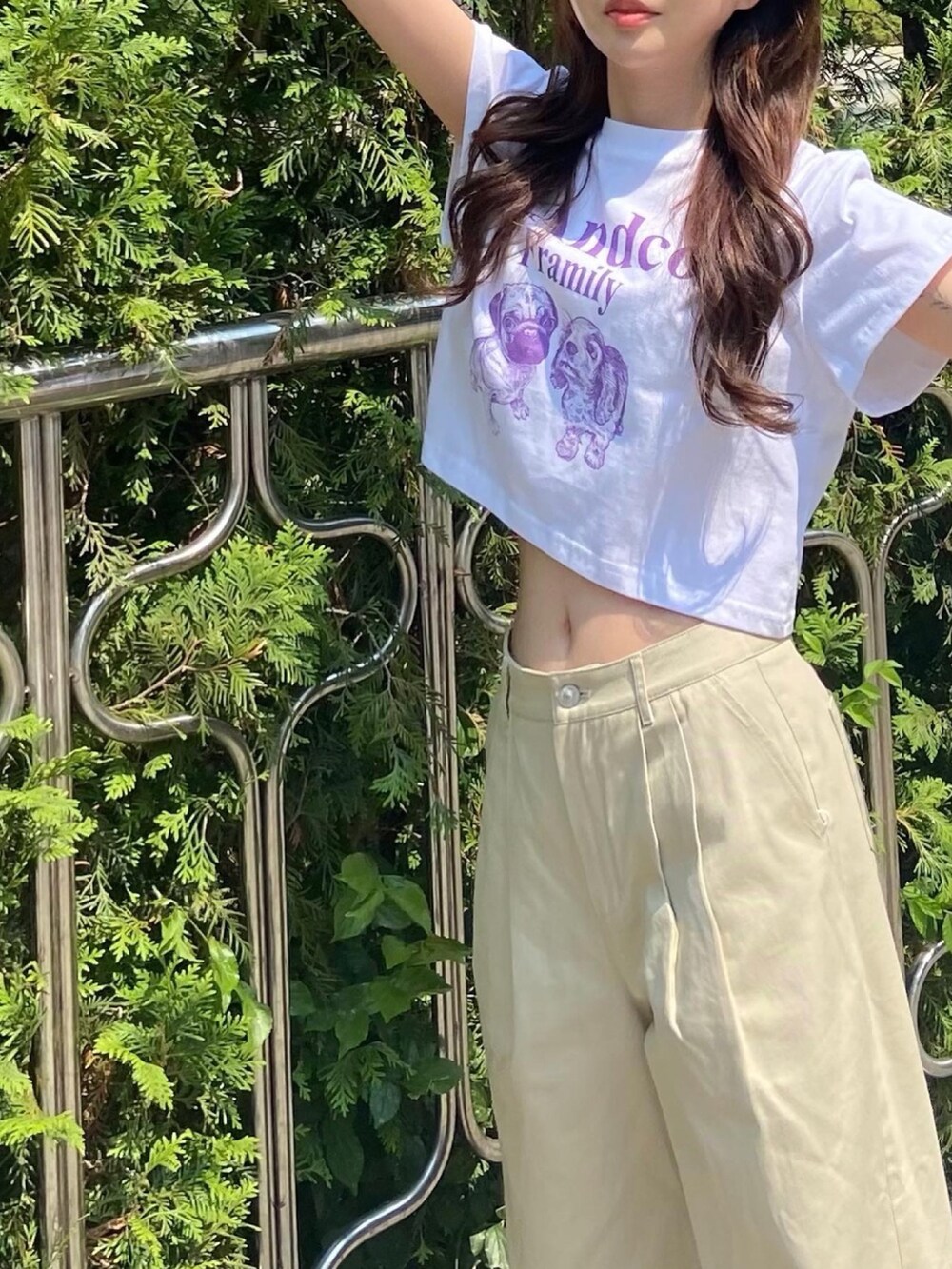 ホワイト系のTシャツ/カットソーを着用したメンズの春コーディネートの3枚目の写真