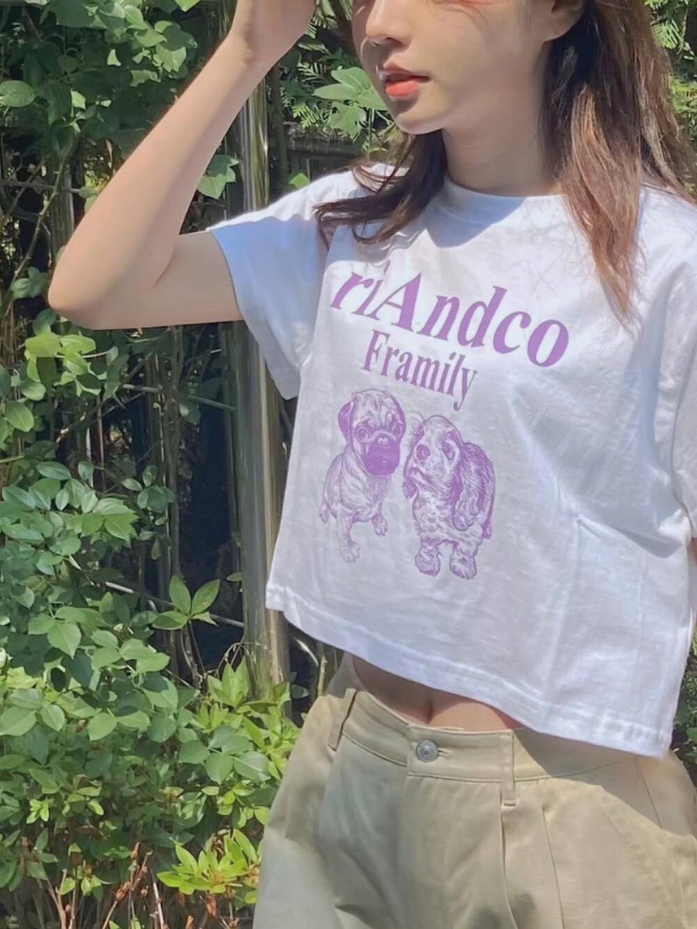 ホワイト系のTシャツ/カットソーを着用したメンズの春コーディネートの2枚目の写真