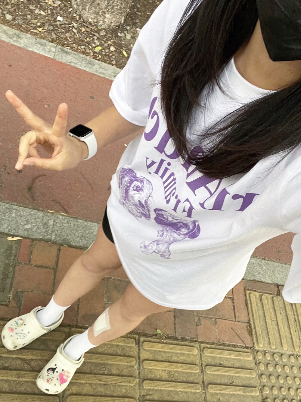 ホワイト系のトップスを着用したメンズの春コーディネートの3枚目の写真