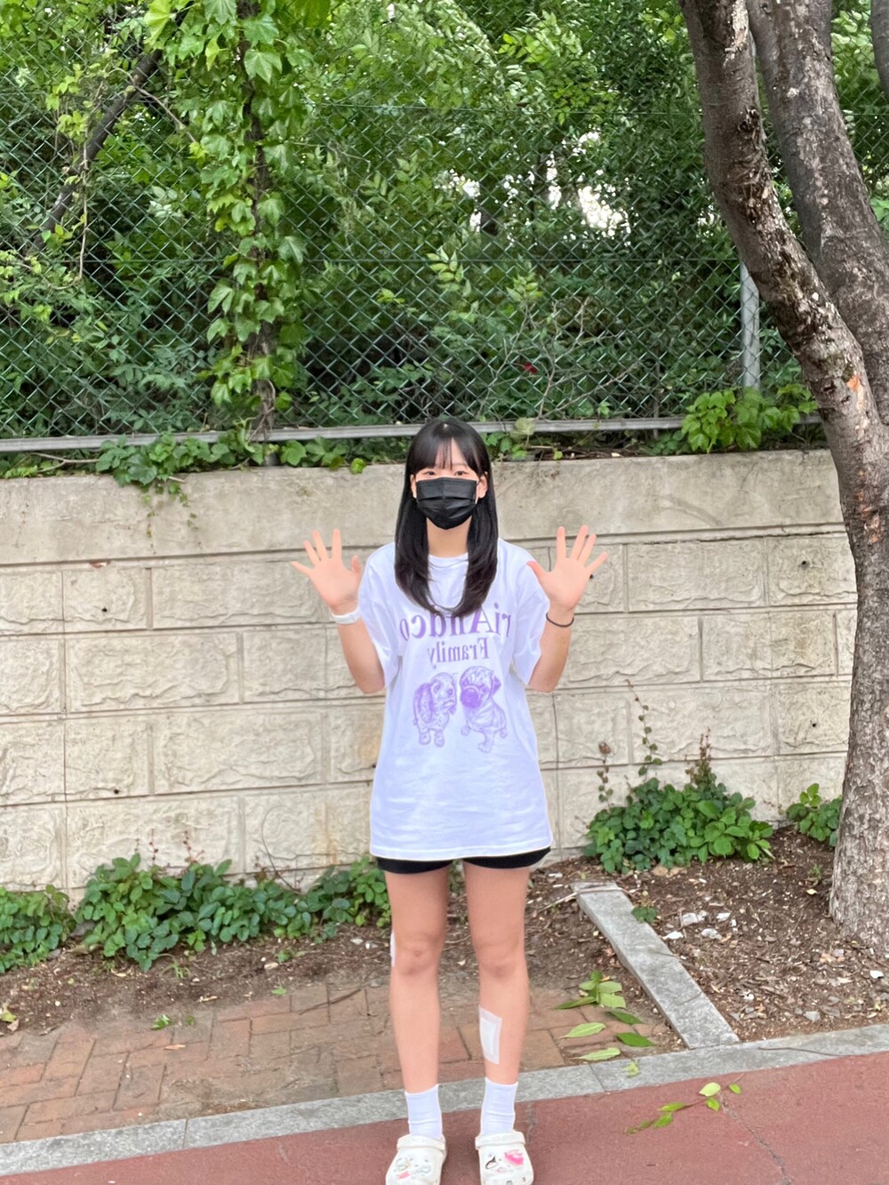 ホワイト系のトップスを着用したメンズの春コーディネートの2枚目の写真