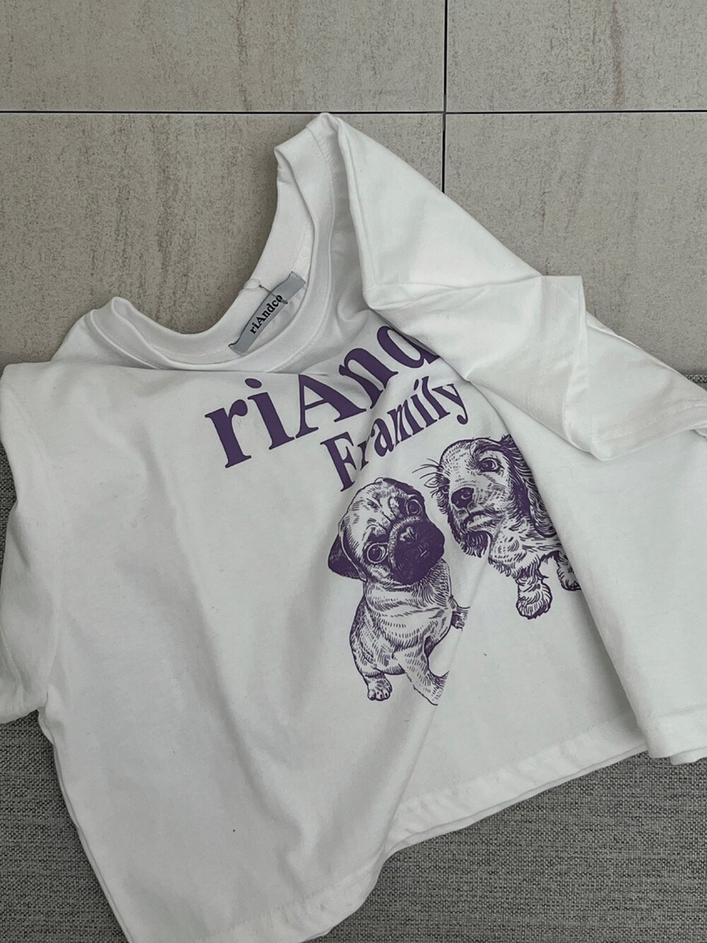 ホワイト系のTシャツ/カットソーを着用したメンズの春コーディネートの3枚目の写真