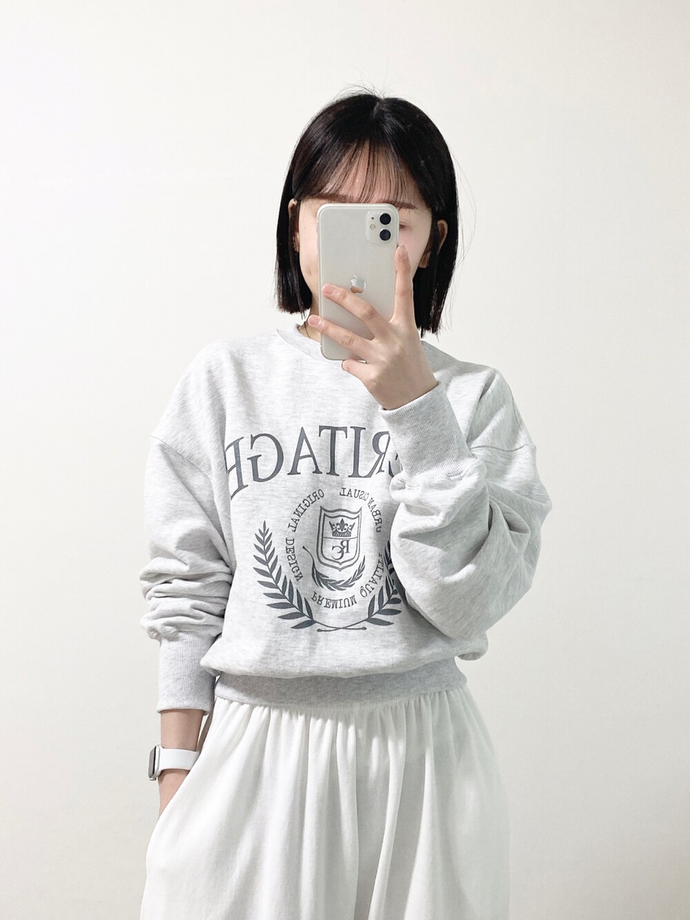 ホワイト系のスウェットを着用したメンズの春コーディネートの3枚目の写真