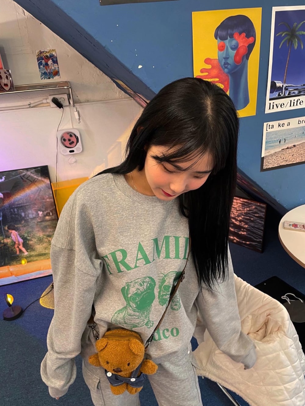 ホワイト系のスウェットを着用したメンズの春コーディネートの3枚目の写真