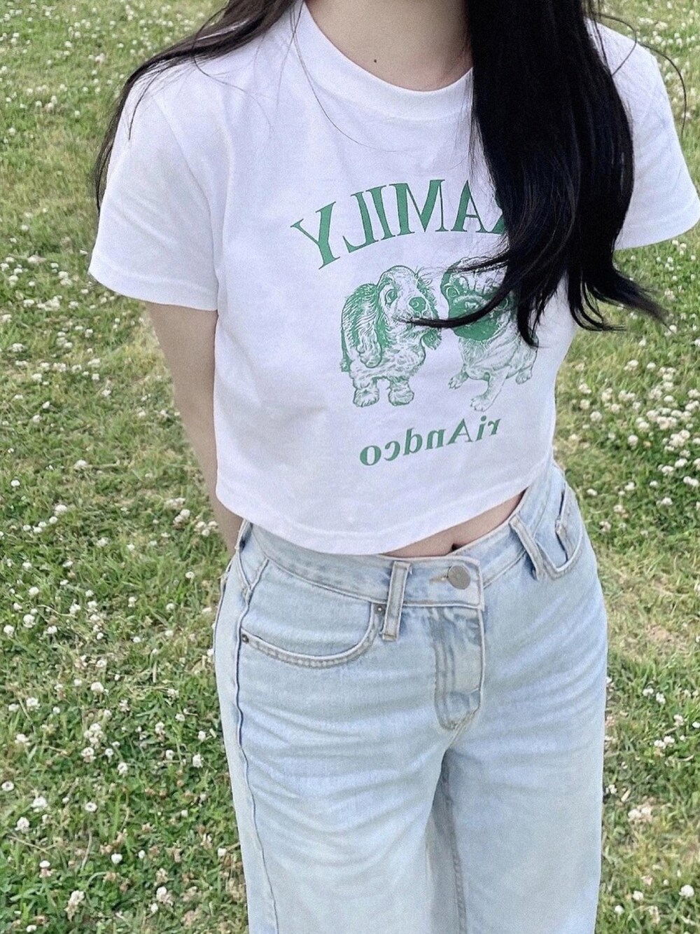 ホワイト系のトップスを着用したメンズの夏コーディネートの2枚目の写真