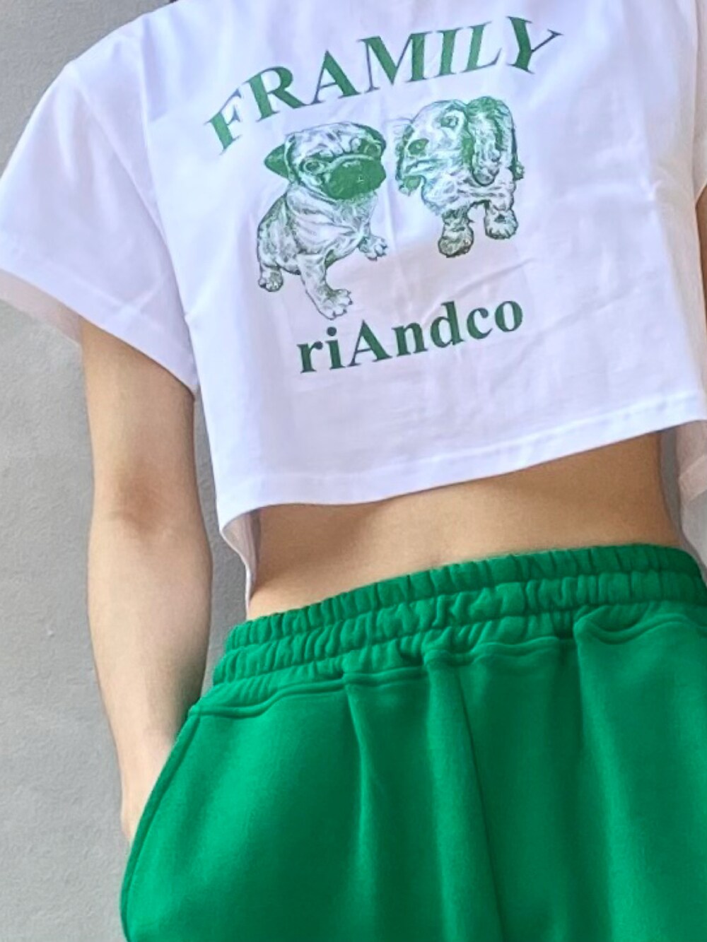 ホワイト系のTシャツ/カットソーを着用したメンズの春コーディネートの3枚目の写真