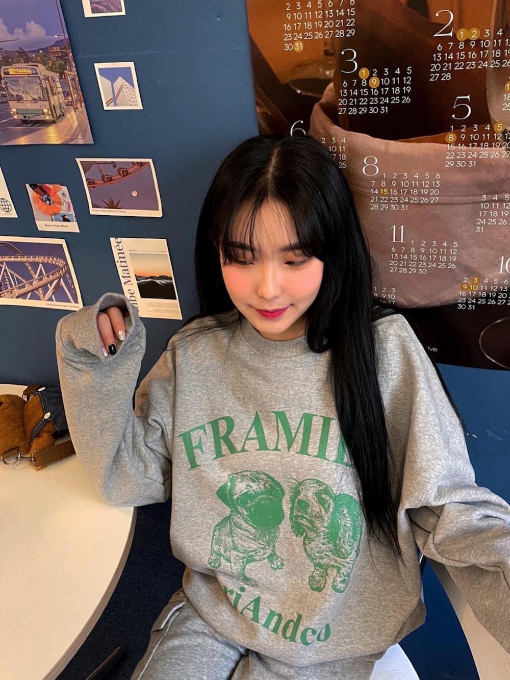 ホワイト系のスウェットを着用したメンズの春コーディネートの2枚目の写真