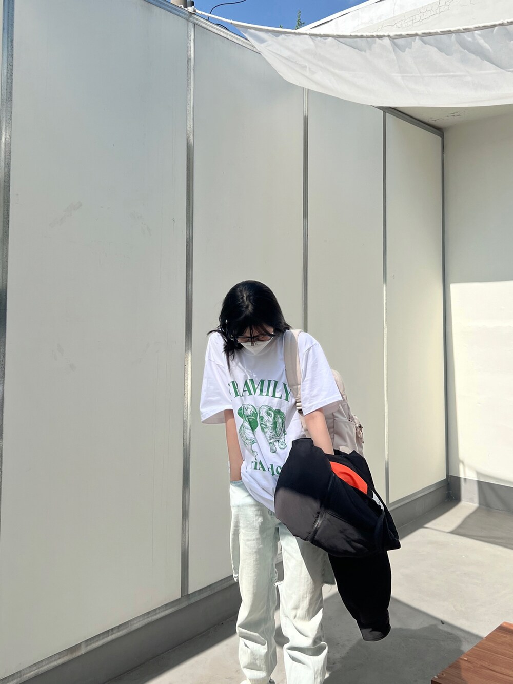 ホワイト系のTシャツ/カットソーを着用したメンズの春コーディネートの2枚目の写真