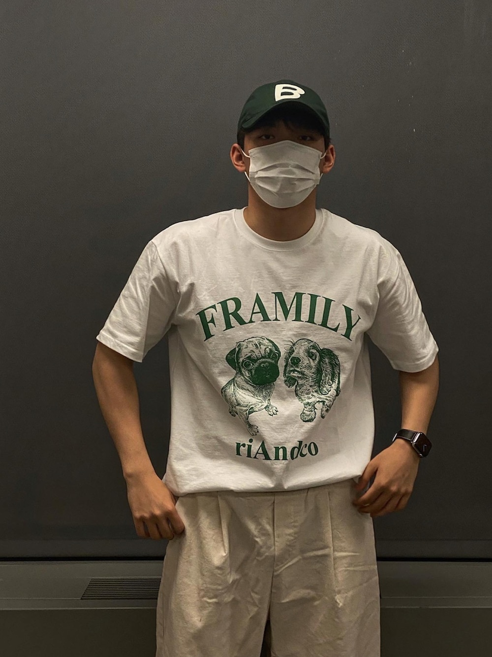 ホワイト系のTシャツ/カットソーを着用したメンズの春コーディネートの2枚目の写真