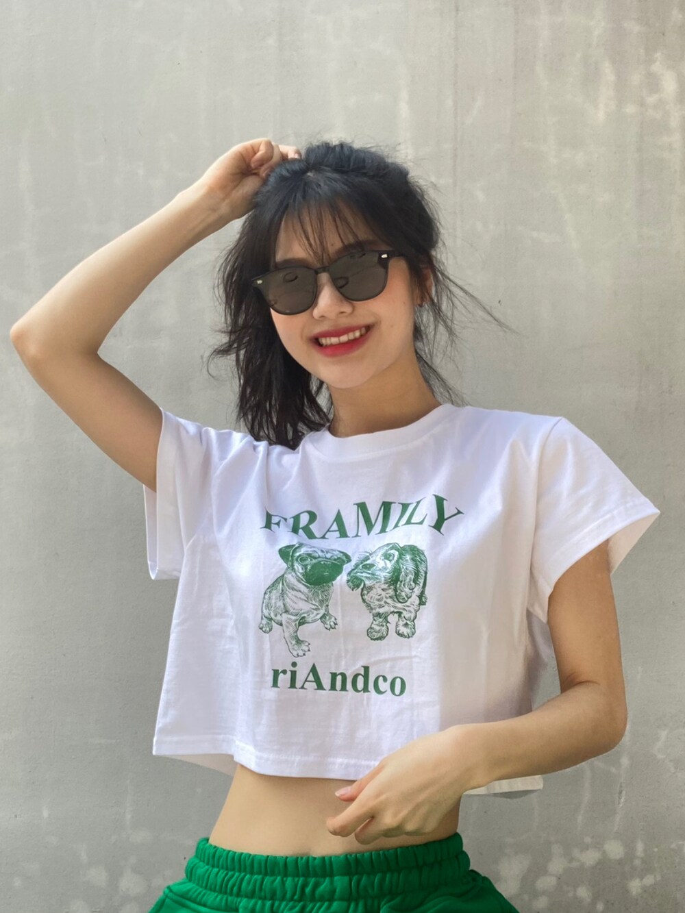 ホワイト系のTシャツ/カットソーを着用したメンズの春コーディネートの2枚目の写真