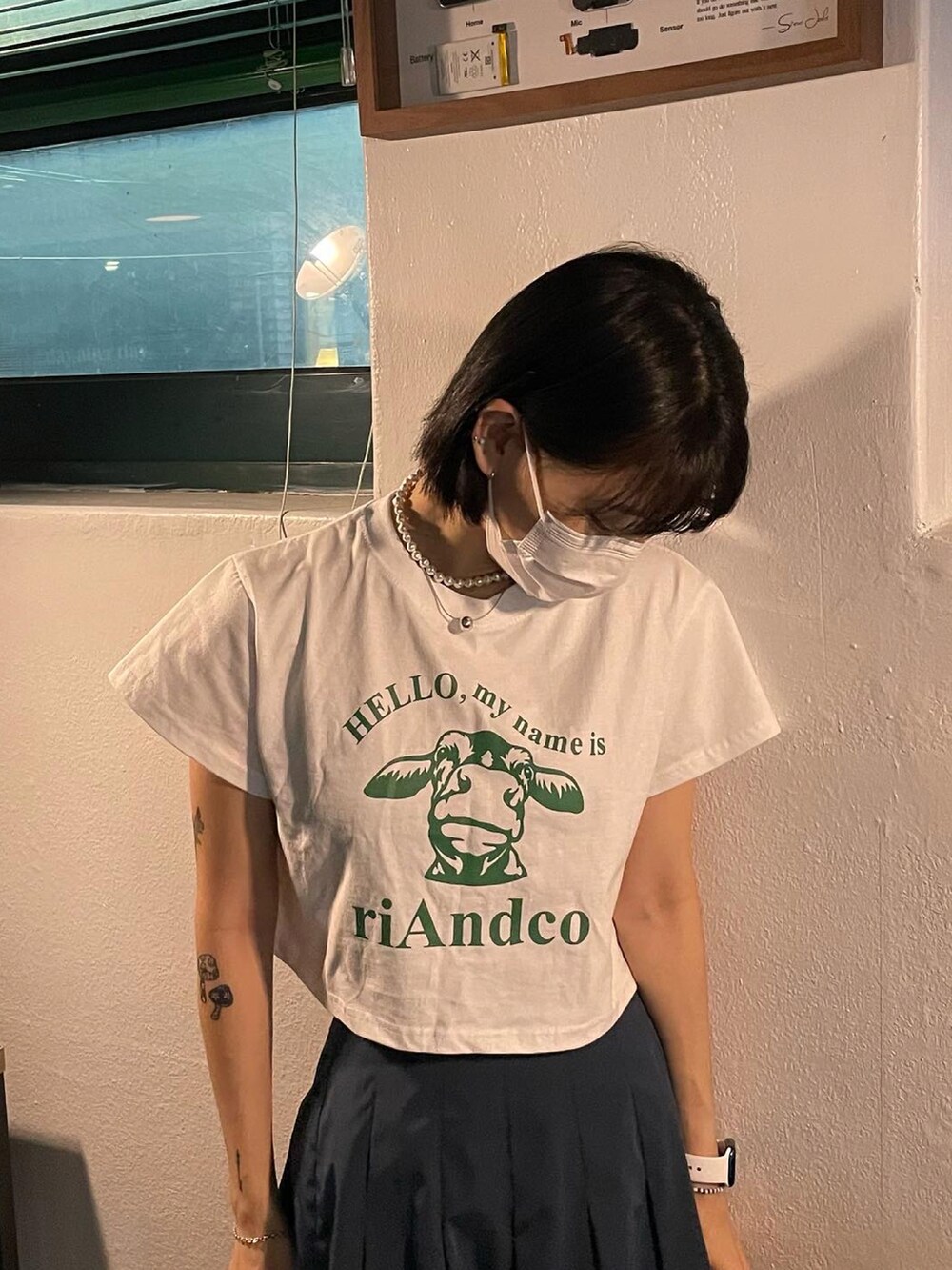 ホワイト系のTシャツ/カットソーを着用したメンズの春コーディネートの2枚目の写真