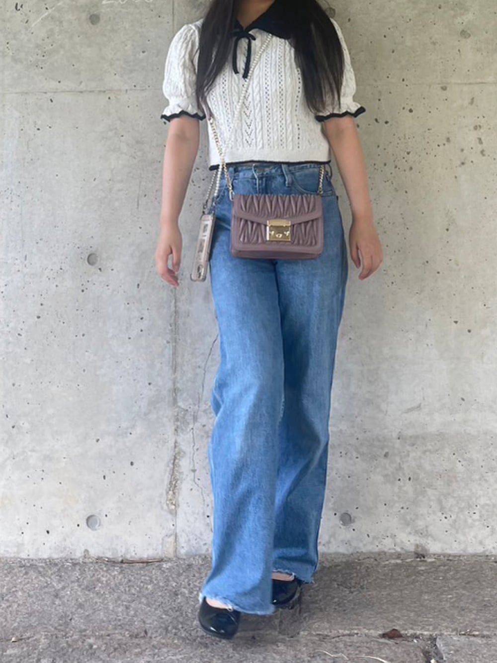 ホワイト系のTシャツ/カットソー、ピンク系のショルダーバッグ、ブラック系のバレエシューズを着用したレディースの夏コーディネートの4枚目の写真
