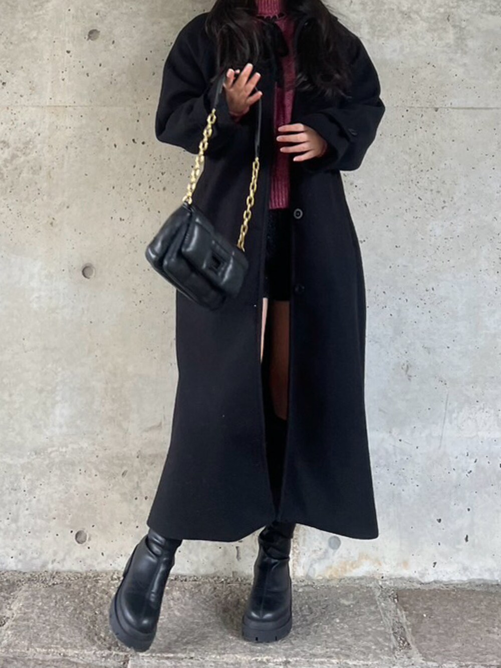 ピンク系のニット/セーター、ブラック系のその他パンツ、ブラック系のブーツを着用したレディースの冬コーディネートの2枚目の写真