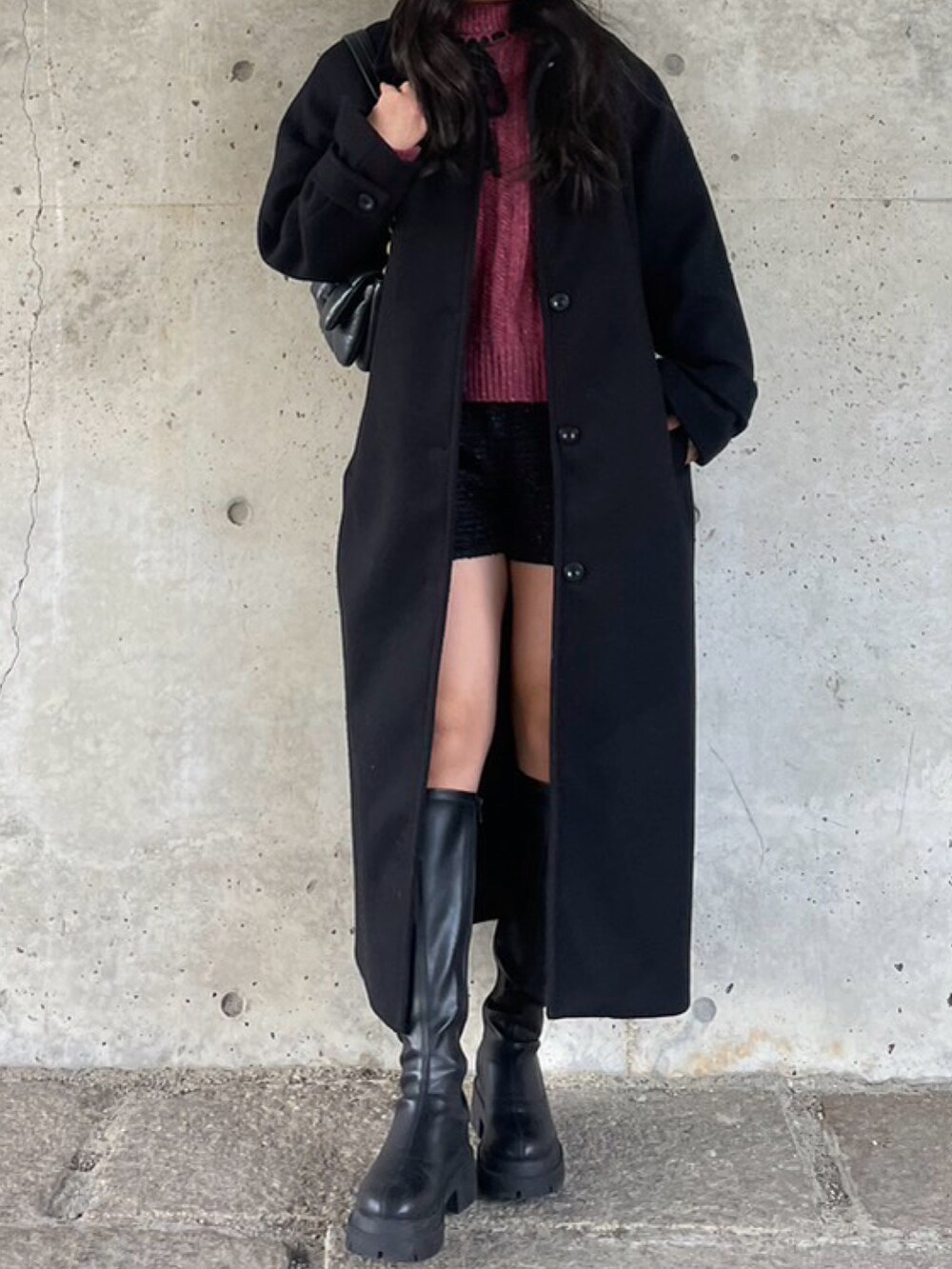 ピンク系のニット/セーター、ブラック系のその他パンツ、ブラック系のブーツを着用したレディースの冬コーディネートの3枚目の写真