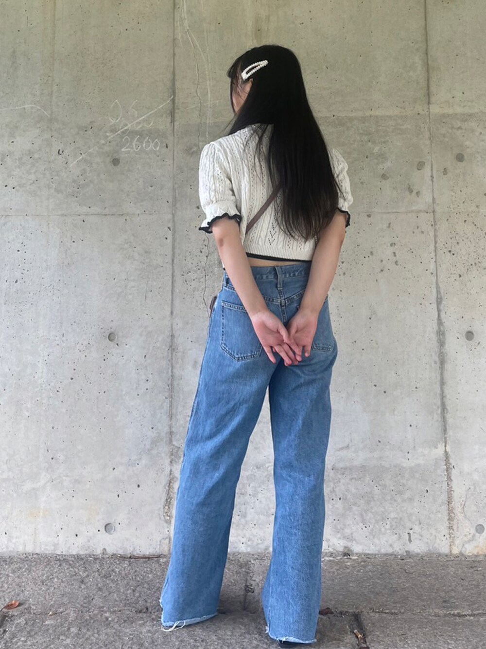 ホワイト系のTシャツ/カットソー、ピンク系のショルダーバッグ、ブラック系のバレエシューズを着用したレディースの夏コーディネートの3枚目の写真