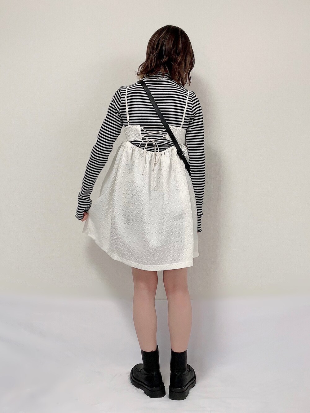 その他のTシャツ/カットソー、ホワイト系のワンピース、ブラック系のショルダーバッグを着用したレディースの春コーディネートの3枚目の写真