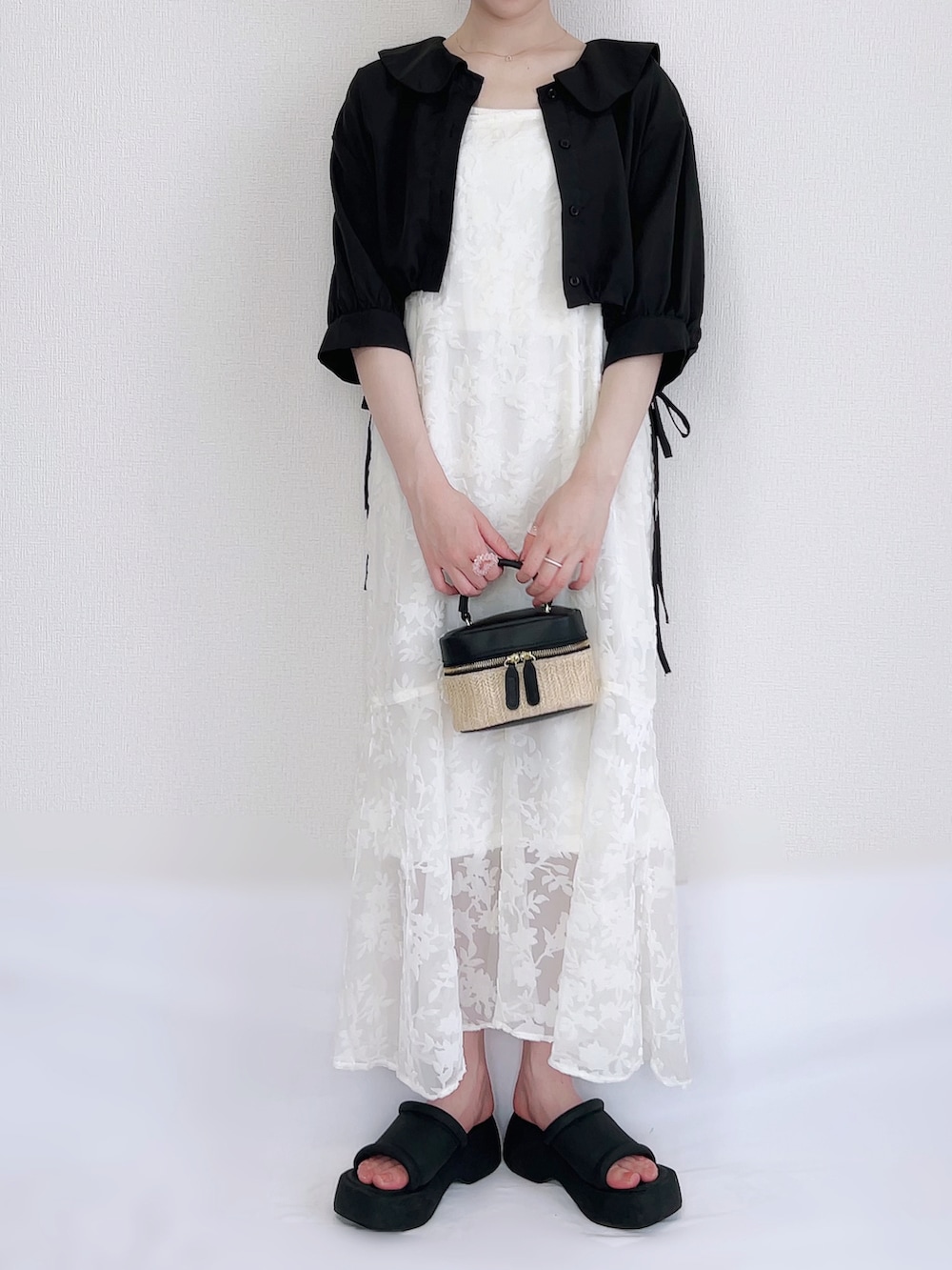 ホワイト系のワンピース、ホワイト系のキャミソール、ブラック系のシャツ/ブラウスを着用したレディースの夏コーディネートの2枚目の写真