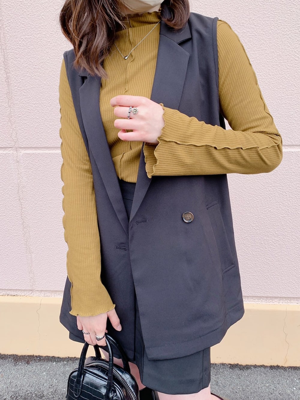 「大人カジュアル、低身長女子、ロングブーツ、低身長、テーラードベスト、ショートパンツ、プチプラ、シンプルコーデ、ブラック、セットアップ、ベスト、ジレ、秋のコーデ」｜「tiptopの【セットアップ対応】ダブルボタンテーラーベスト（ベスト、ブラック系）」を使った、KANONさん（レディース・154cm）の春コーディネートの4枚目の写真