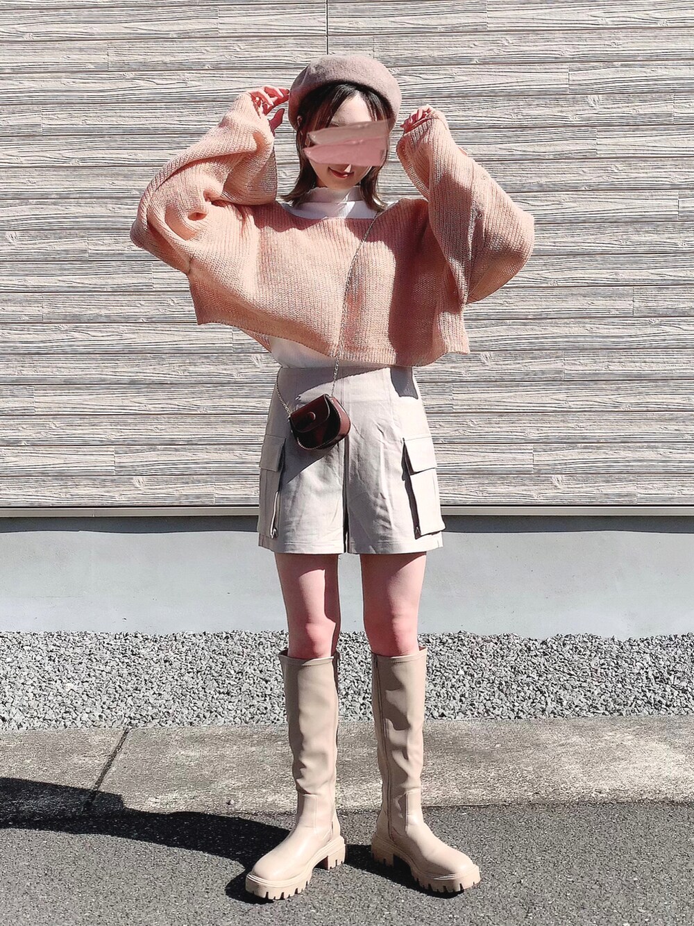 ピンク系のトップス、ベージュ系のパンツ、ブラウン系のショルダーバッグを着用したレディースの冬コーディネートの2枚目の写真