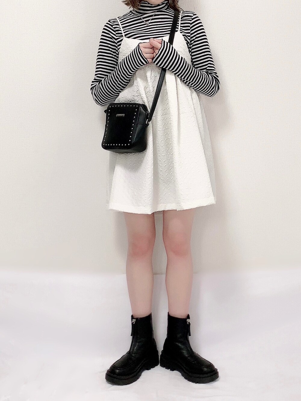 その他のTシャツ/カットソー、ホワイト系のワンピース、ブラック系のショルダーバッグを着用したレディースの春コーディネートの2枚目の写真
