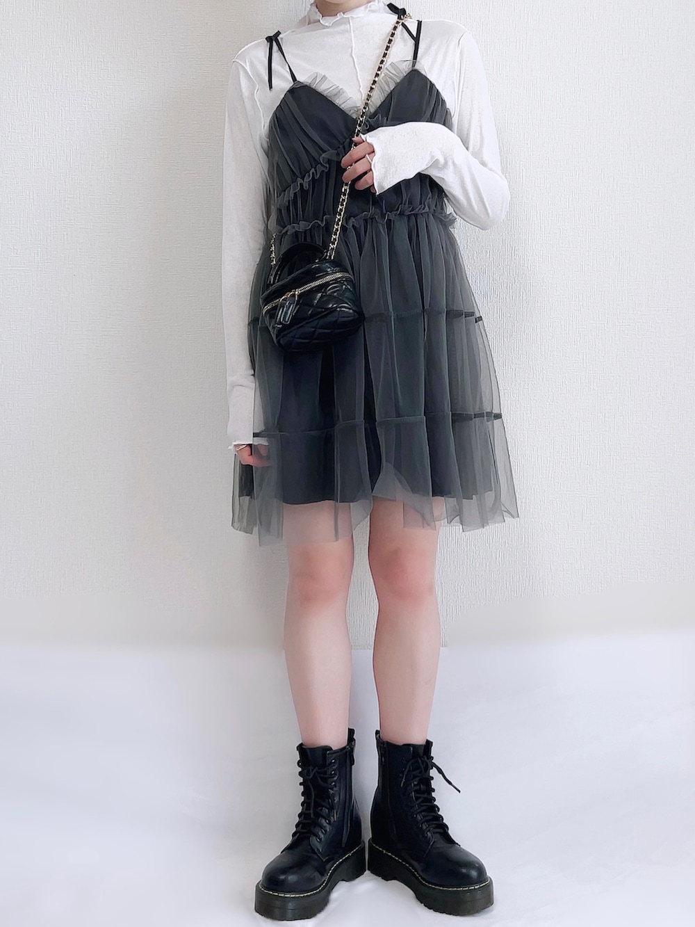ブラック系のワンピース、ホワイト系のTシャツ/カットソー、ブラック系のショルダーバッグを着用したレディースの秋コーディネートの2枚目の写真