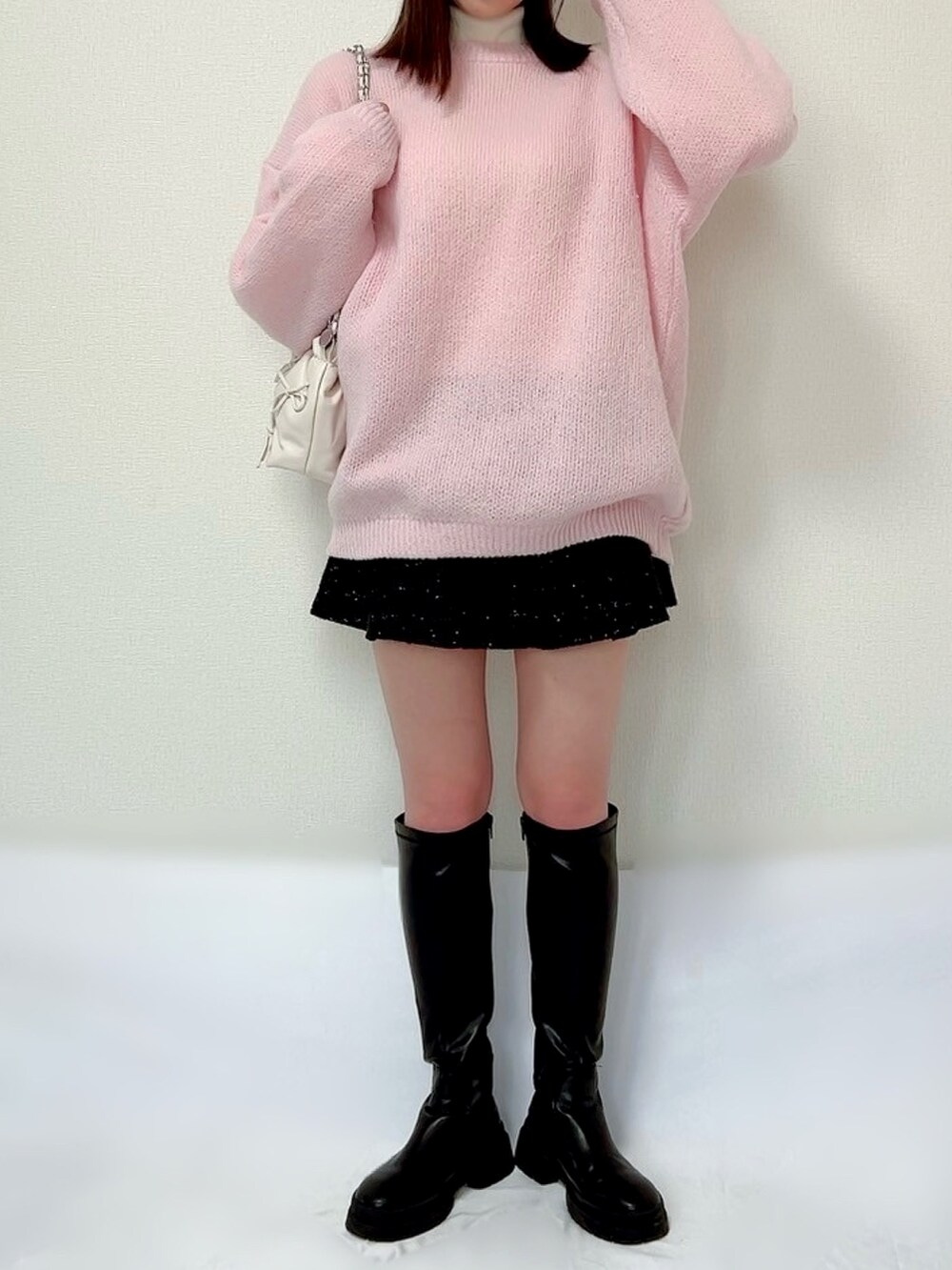 ピンク系のニット/セーター、ブラウン系のニット/セーター、ブラック系のスカートを着用したレディースの冬コーディネートの2枚目の写真