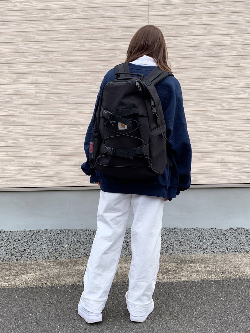 「パンツスタイル、カジュアル、古着、古着MIX、休日スタイル、ゆるコーデ、低身長女子、リュック、スウェット、スニーカー」｜「古着のアイテム（スウェット、ブルー系）」を使った、KANONさん（レディース・154cm）の春コーディネートの4枚目の写真