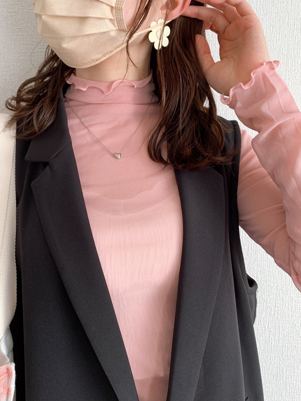 ピンク系のTシャツ/カットソー、ブラック系のベスト、ベージュ系のトートバッグを着用したレディースの春コーディネートの2枚目の写真