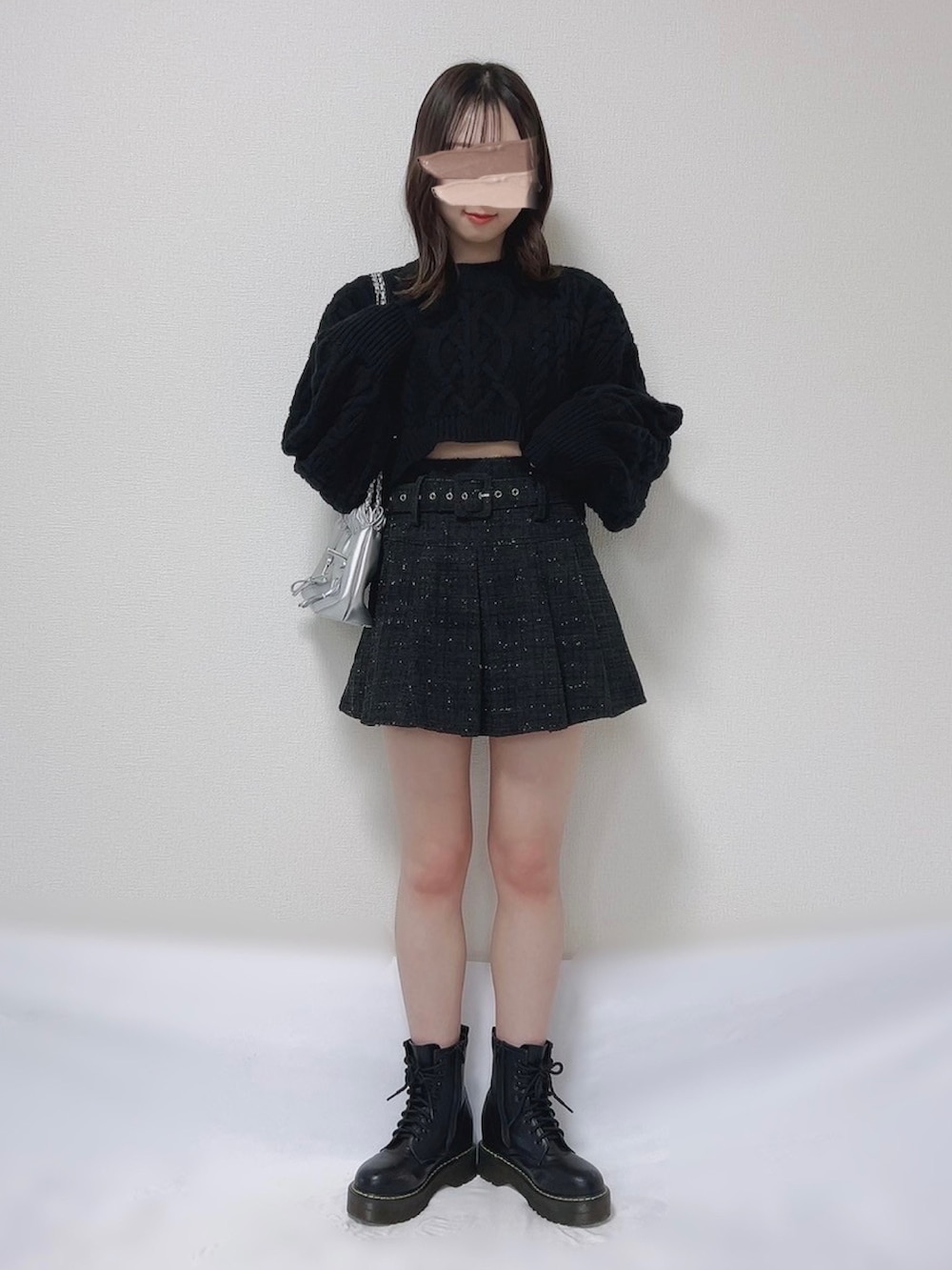 ブラック系のワンピース、ピンク系のバッグ、ブラック系のブーツを着用したレディースの冬コーディネートの3枚目の写真