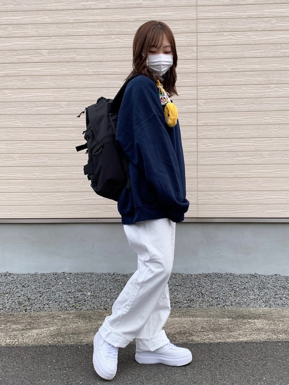 「パンツスタイル、カジュアル、古着、古着MIX、休日スタイル、ゆるコーデ、低身長女子、リュック、スウェット、スニーカー」｜「古着のアイテム（スウェット、ブルー系）」を使った、KANONさん（レディース・154cm）の春コーディネートの3枚目の写真
