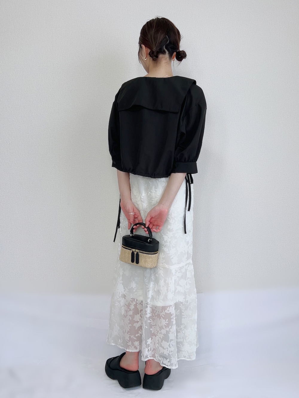 ホワイト系のワンピース、ホワイト系のキャミソール、ブラック系のシャツ/ブラウスを着用したレディースの夏コーディネートの3枚目の写真