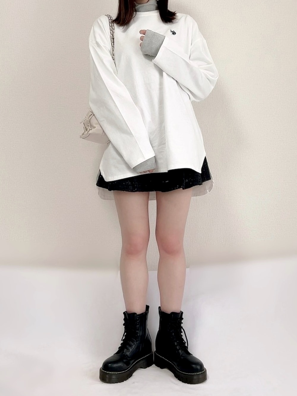 ホワイト系のTシャツ/カットソー、グレー系のTシャツ/カットソー、ブラック系のスカートを着用したレディースの冬コーディネートの2枚目の写真