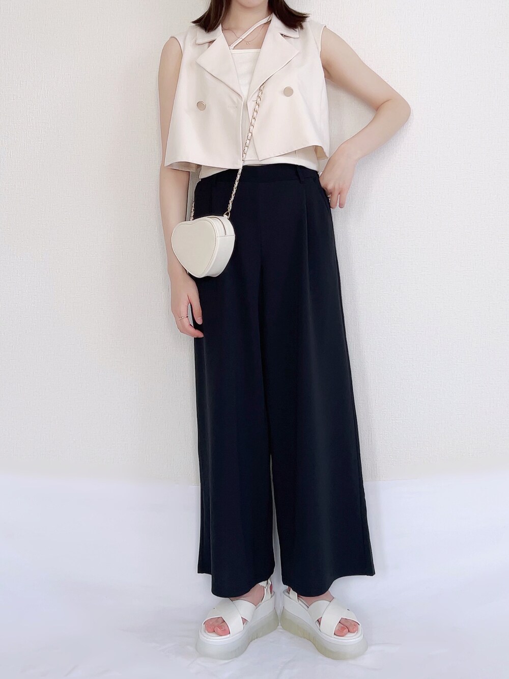 ブルー系のその他パンツ、ブラウン系のトップス、ホワイト系のキャミソールを着用したレディースの夏コーディネートの2枚目の写真