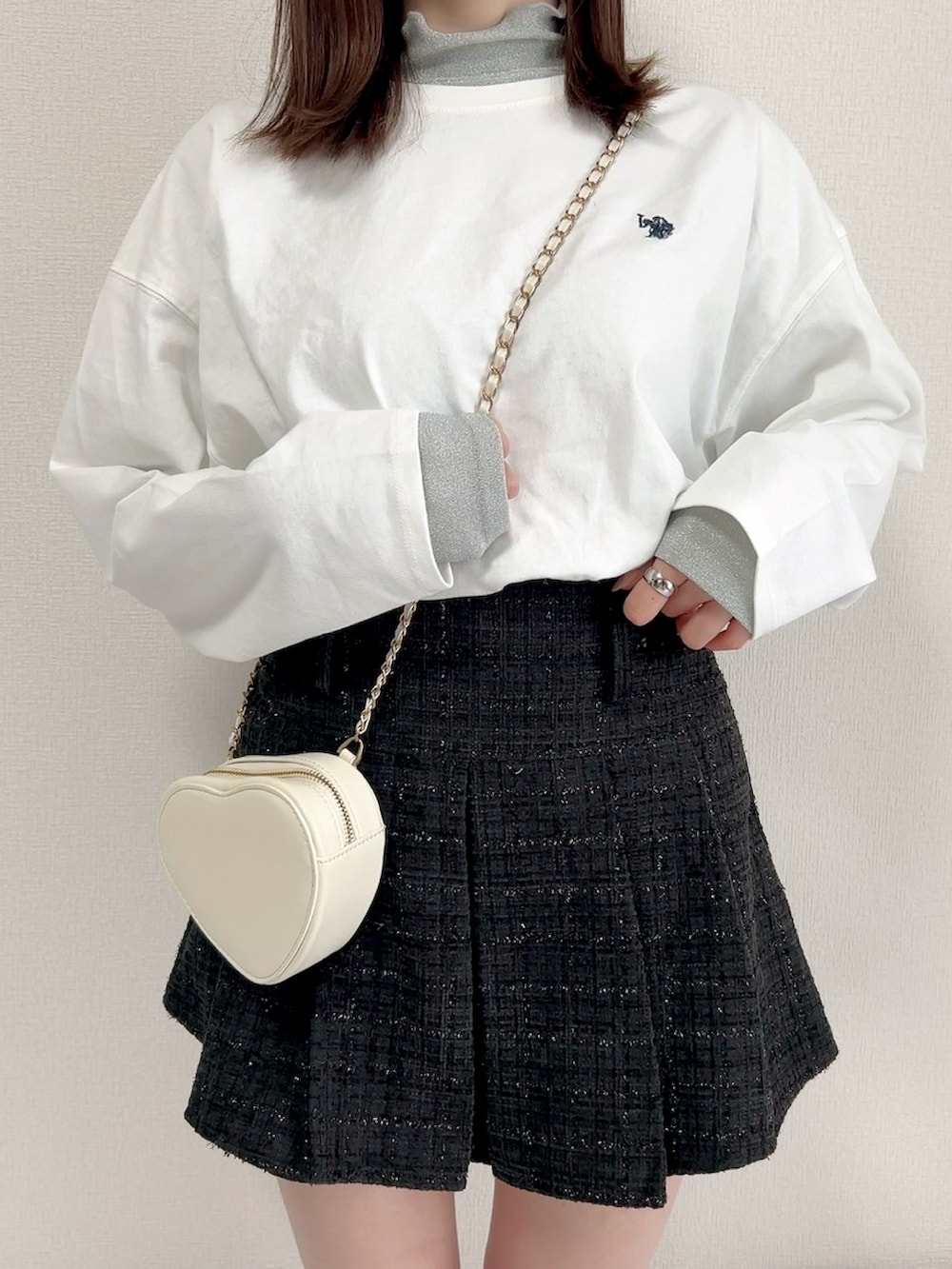 ホワイト系のTシャツ/カットソー、グレー系のTシャツ/カットソー、ブラック系のスカートを着用したレディースの冬コーディネートの3枚目の写真