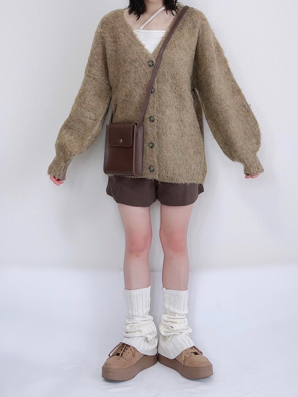 グリーン系のカーディガン/ボレロ、ブラウン系のその他パンツ、ブラウン系のショルダーバッグを着用したレディースの秋コーディネートの2枚目の写真
