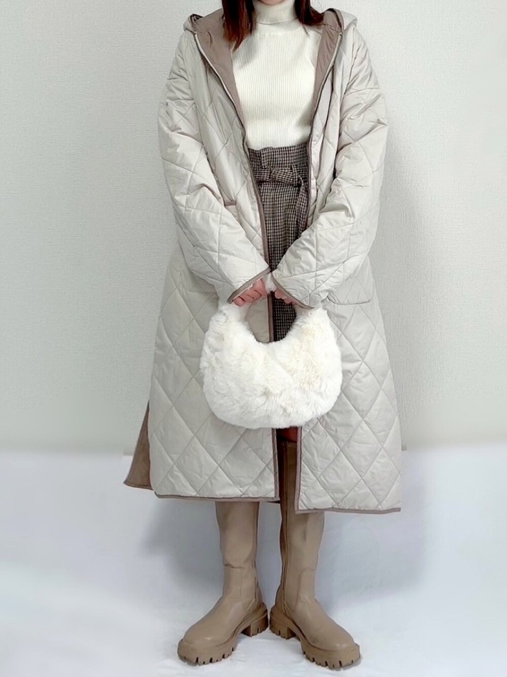 ホワイト系のダウンジャケット/コート、その他のスカート、ホワイト系のバッグを着用したレディースの秋コーディネートの2枚目の写真