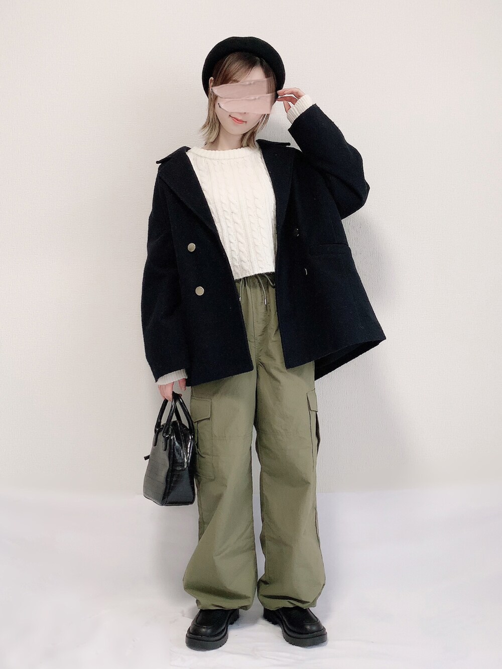 ブルー系のその他アウター、ホワイト系のニット/セーター、グリーン系のカーゴパンツを着用したレディースの冬コーディネートの2枚目の写真