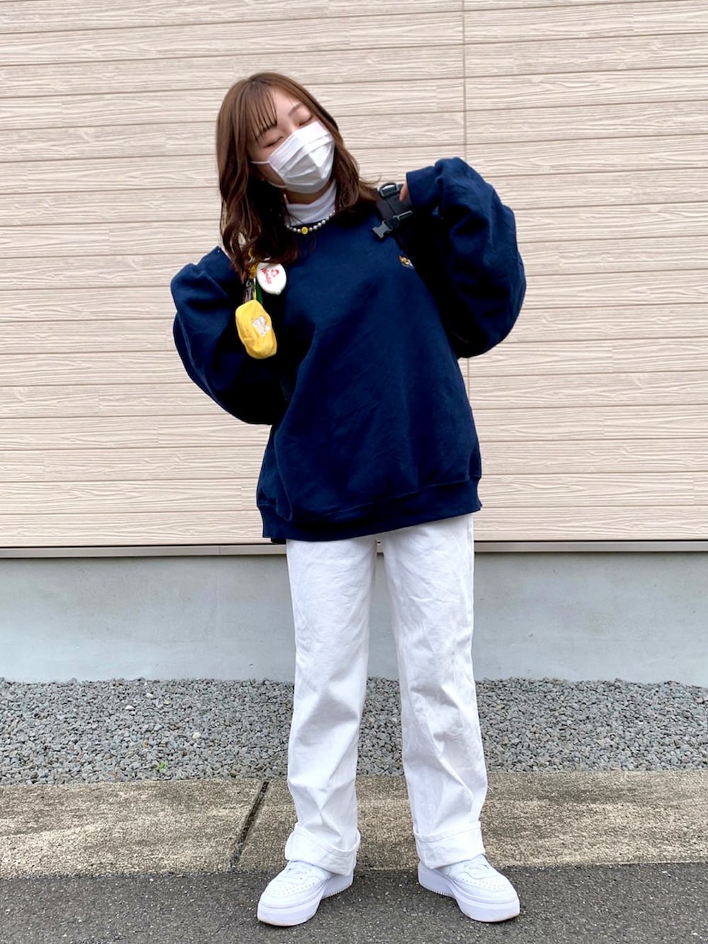 「パンツスタイル、カジュアル、古着、古着MIX、休日スタイル、ゆるコーデ、低身長女子、リュック、スウェット、スニーカー」｜「古着のアイテム（スウェット、ブルー系）」を使った、KANONさん（レディース・154cm）の春コーディネートの2枚目の写真