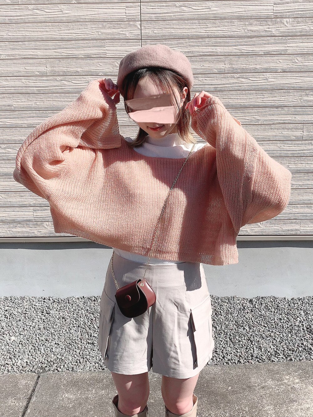 ピンク系のトップス、ベージュ系のパンツ、ブラウン系のショルダーバッグを着用したレディースの冬コーディネートの5枚目の写真