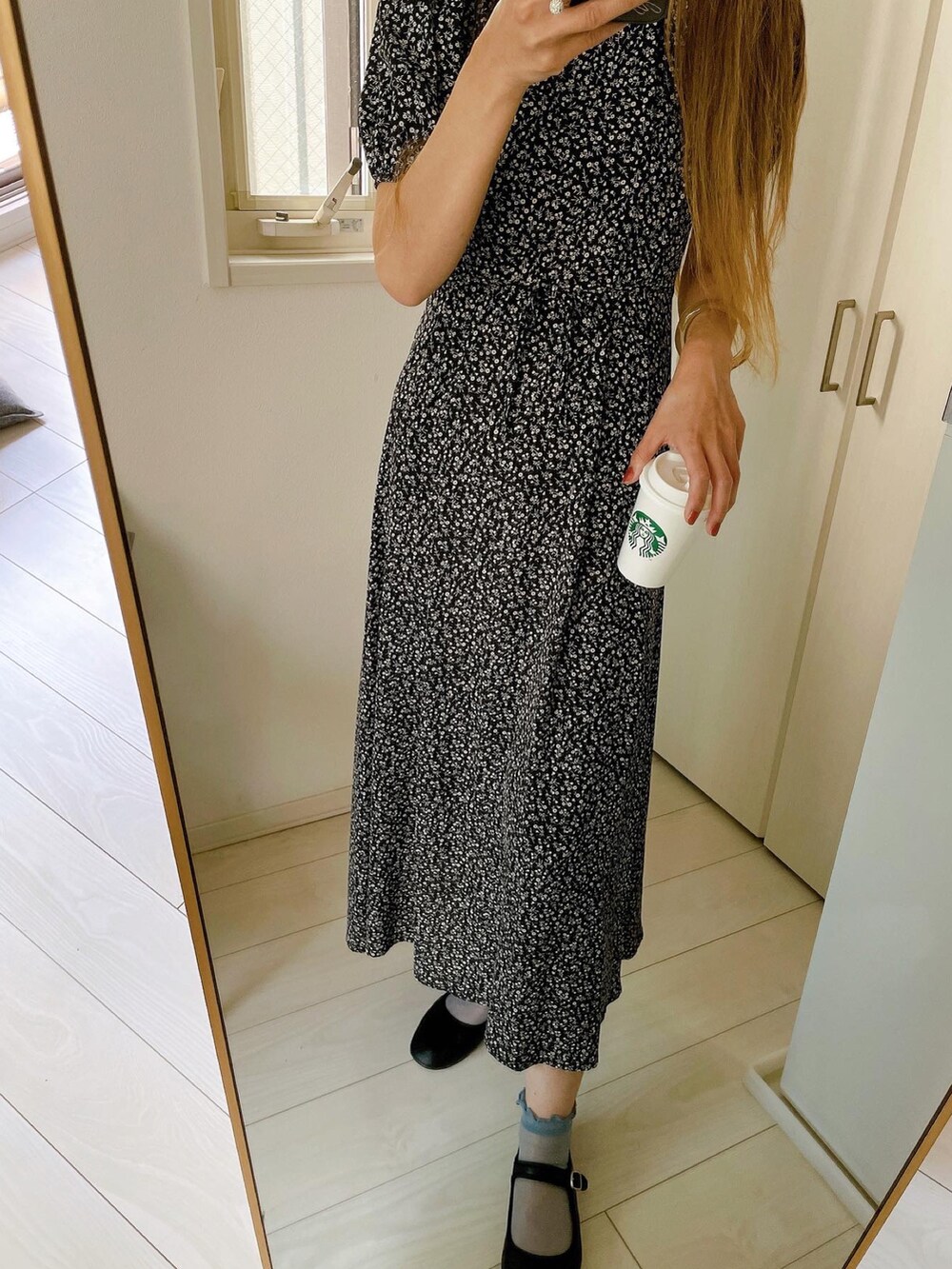 ブラック系のワンピースを着用したレディースの夏コーディネートの3枚目の写真