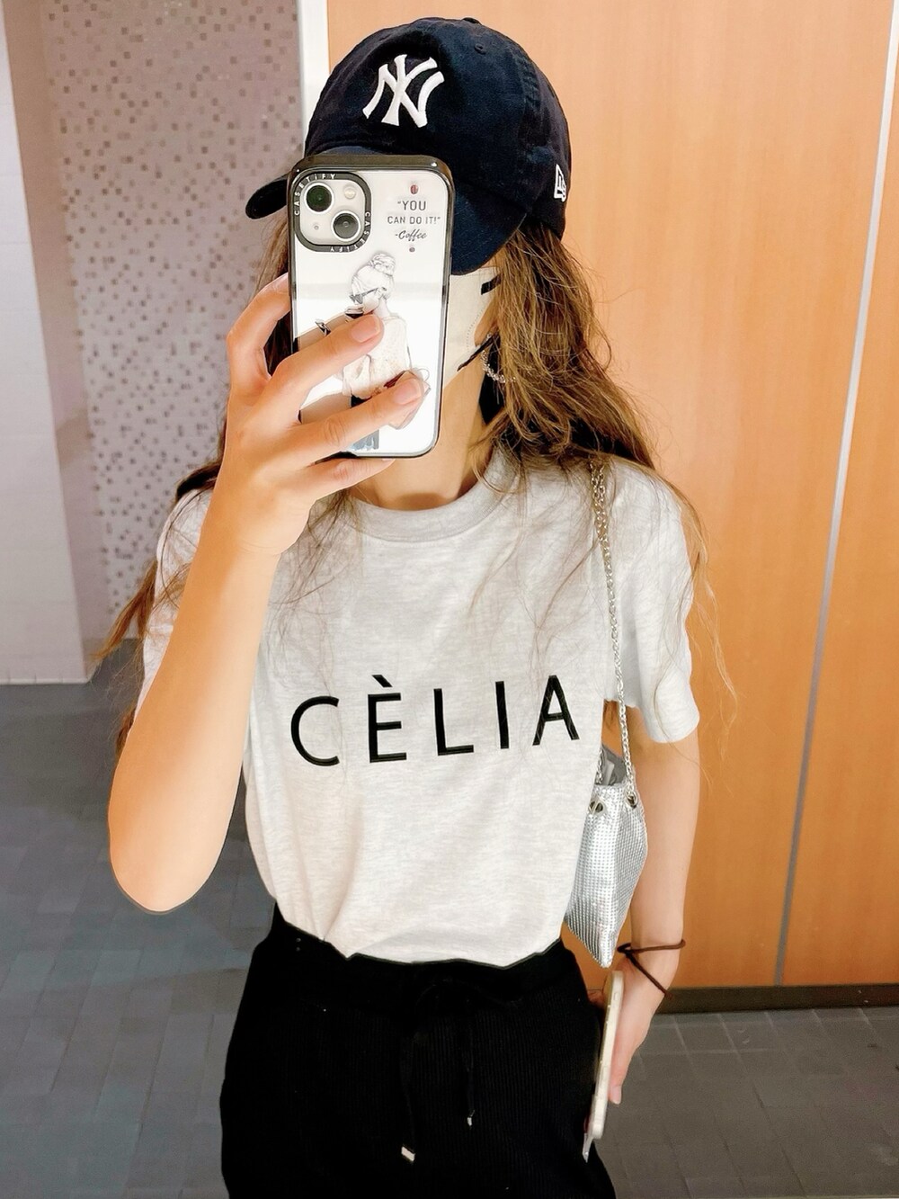 グレー系のTシャツ/カットソー、ブラック系のスカートを着用したレディースの夏コーディネートの2枚目の写真