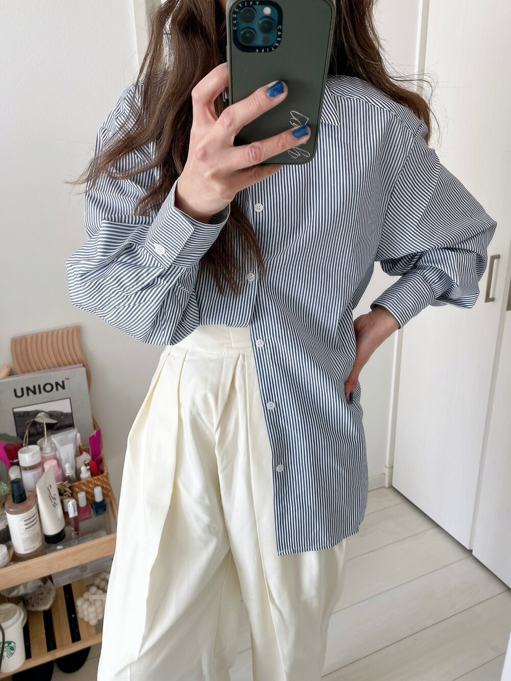 ブルー系のシャツ/ブラウスを着用したレディースの春コーディネートの3枚目の写真