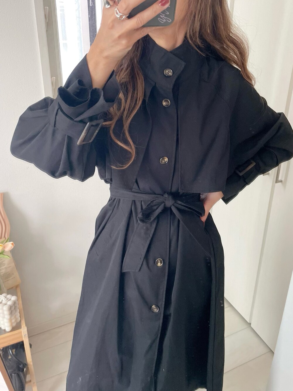 ブラック系のトレンチコートを着用したレディースの秋コーディネートの3枚目の写真