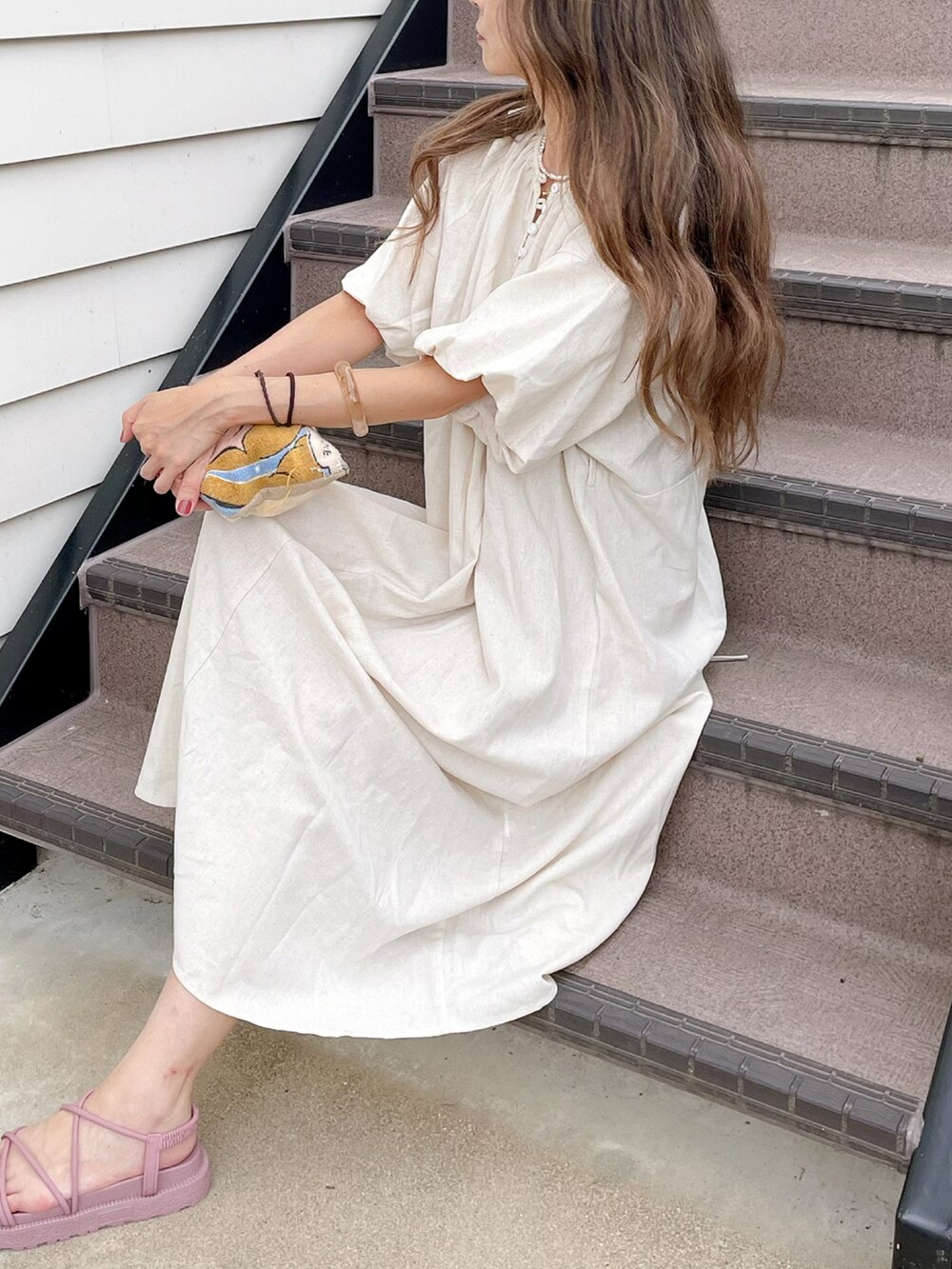 ホワイト系のワンピースを着用したレディースの夏コーディネートの2枚目の写真