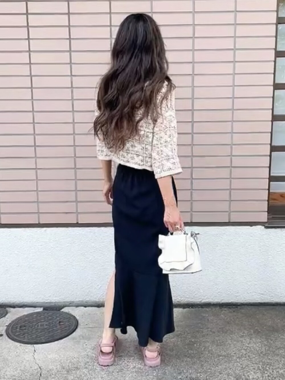 ベージュ系のカーディガン/ボレロを着用したレディースの夏コーディネートの3枚目の写真